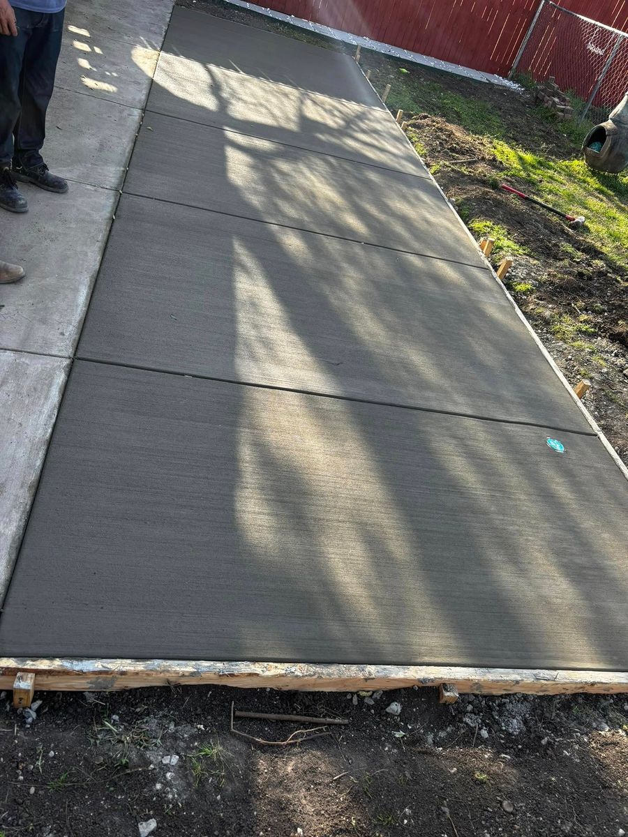 Sidewalk Installation for Maldonado's Concrete Construction in Dallas, TX