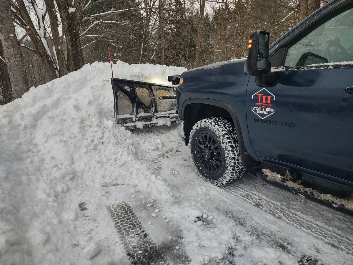Commercial snow plowing services for TH Property Service, LLC in Manlius, NY