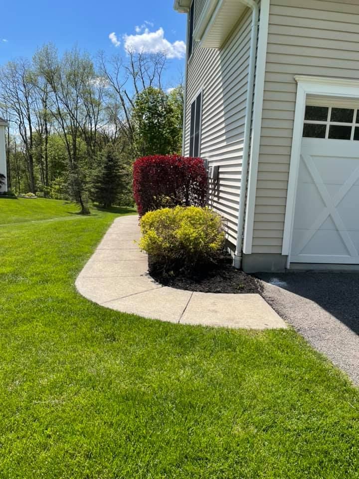 Mulch Installation for Zaldivar’s Lawn Care INC  in Peekskill, NY