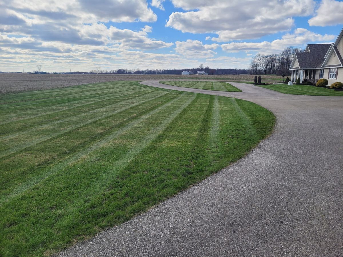 Lawn Maintenance for Stout Mowing & Services LLC in Huntington, IN