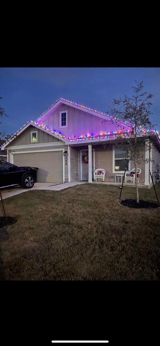 Holiday Light Installments for Enriquez Home Improvement in San Antonio , TX