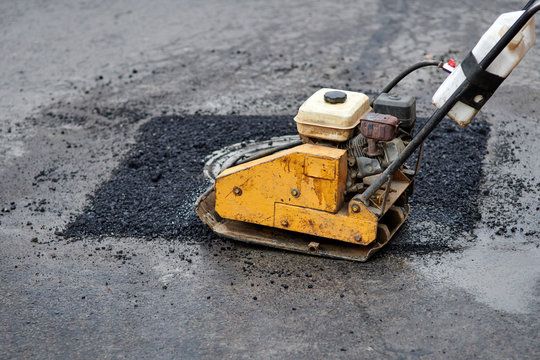 New Asphalt & Pothole Paving for Louisville Earth Movers in Crestwood, KY