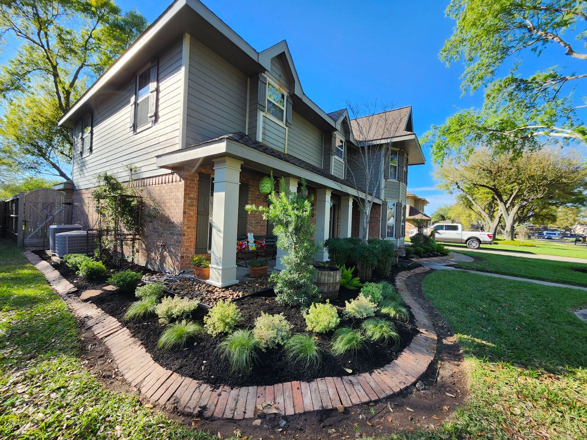 Flowerbeds for Bonita Bay Lawn Maintenance LLC in La Porte, TX