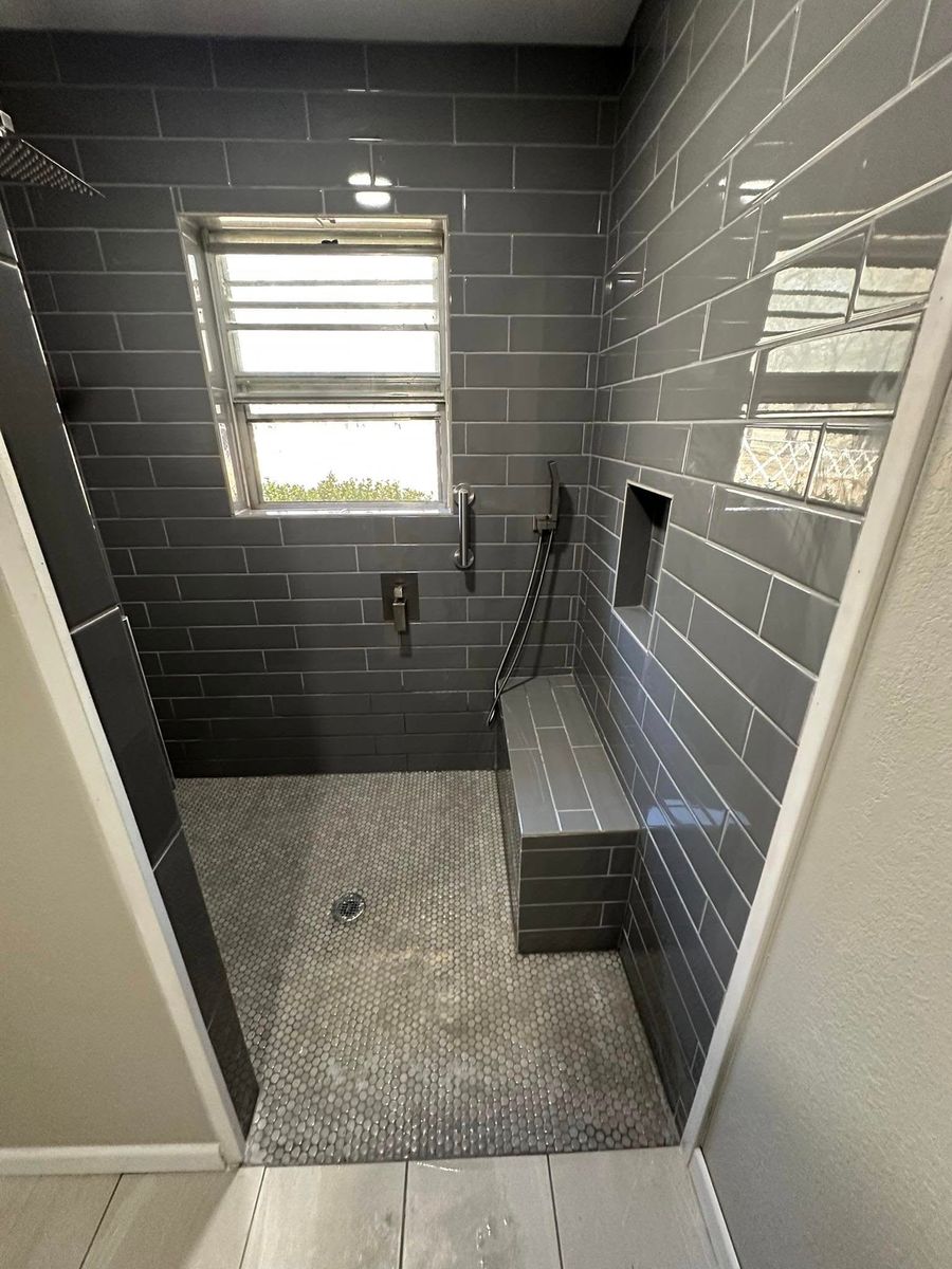 Bathroom Remodeling for Suarez Pro Flooring and Remodeling in Comanche, TX