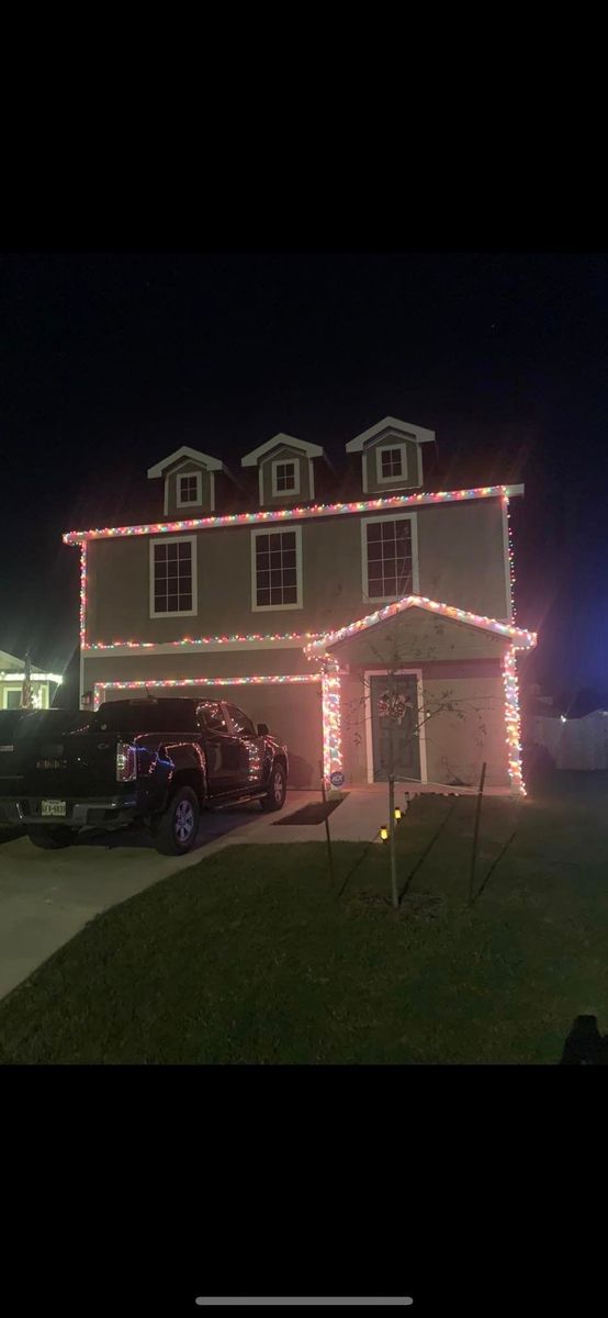 Holiday Light Installments for Enriquez Home Improvement in San Antonio , TX