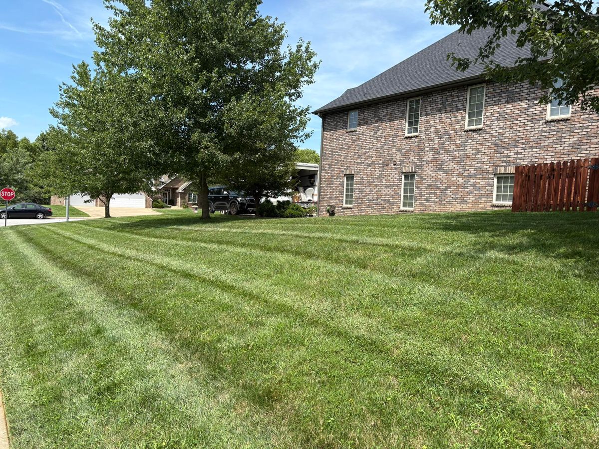 Lawn Maintenance for Mowraculous in Republic, MO