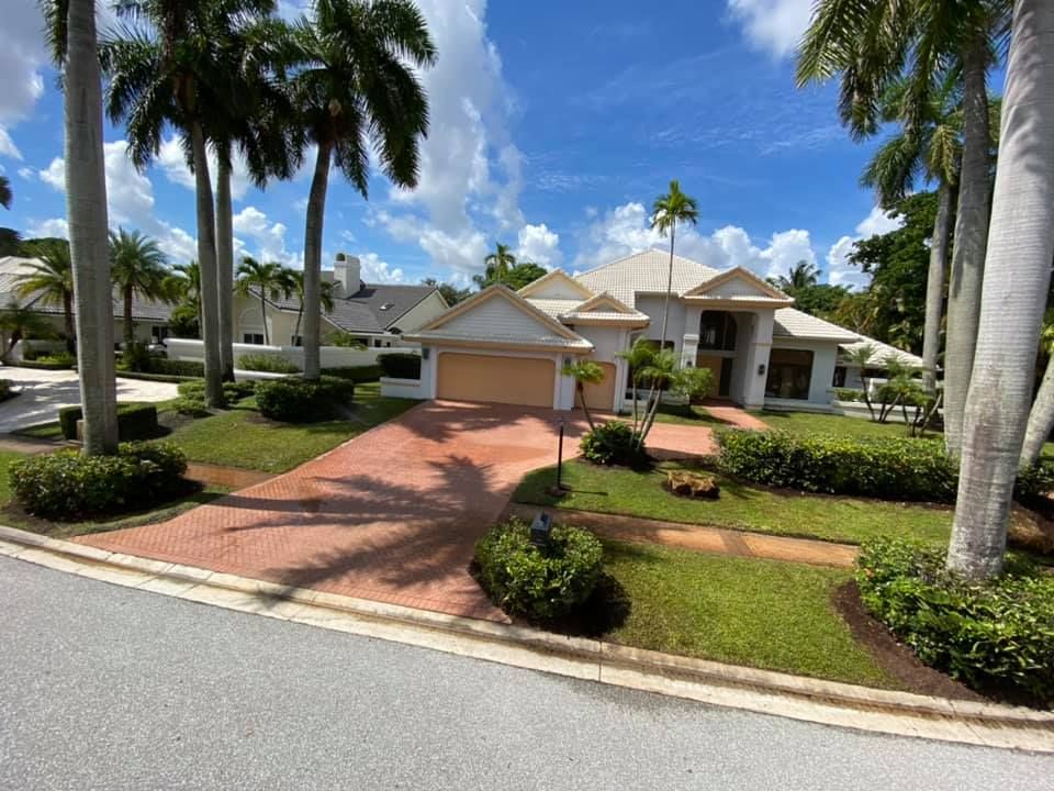 Shrub Trimming for An Extravagant Landscape & Lawn Service in Delray, FL