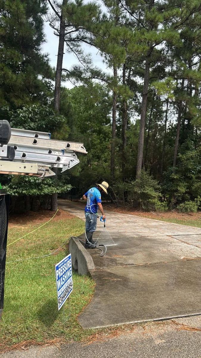 Driveway and Sidewalk Cleaning for Royal wash in The Woodlands, TX
