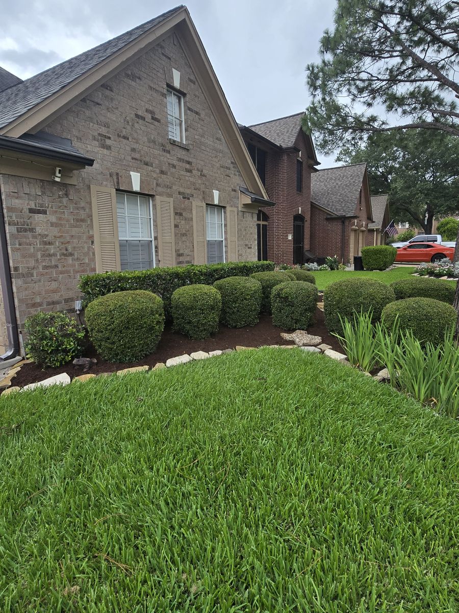 Flowerbeds for Bonita Bay Lawn Maintenance LLC in La Porte, TX