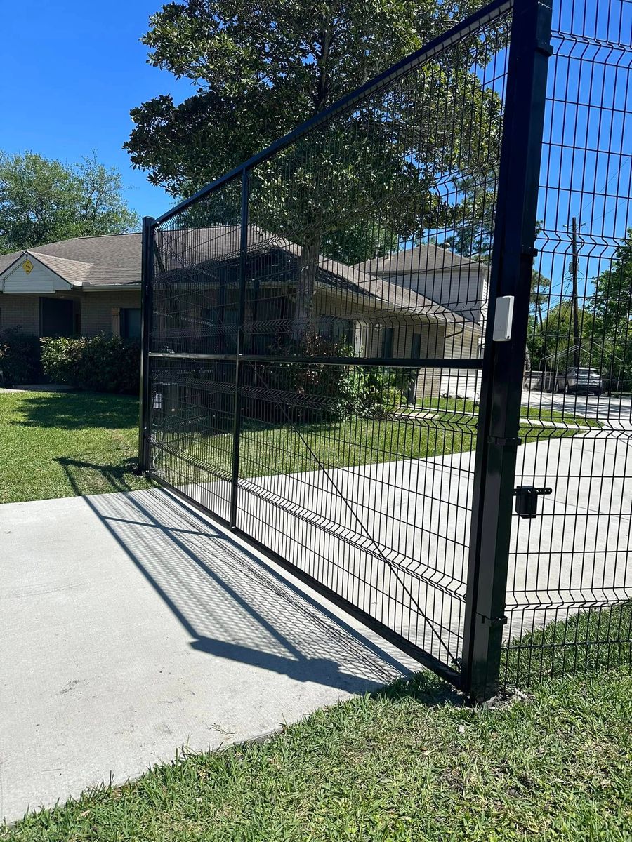 Gate Installation and Repair for Fenceline Systems in Channelview, TX