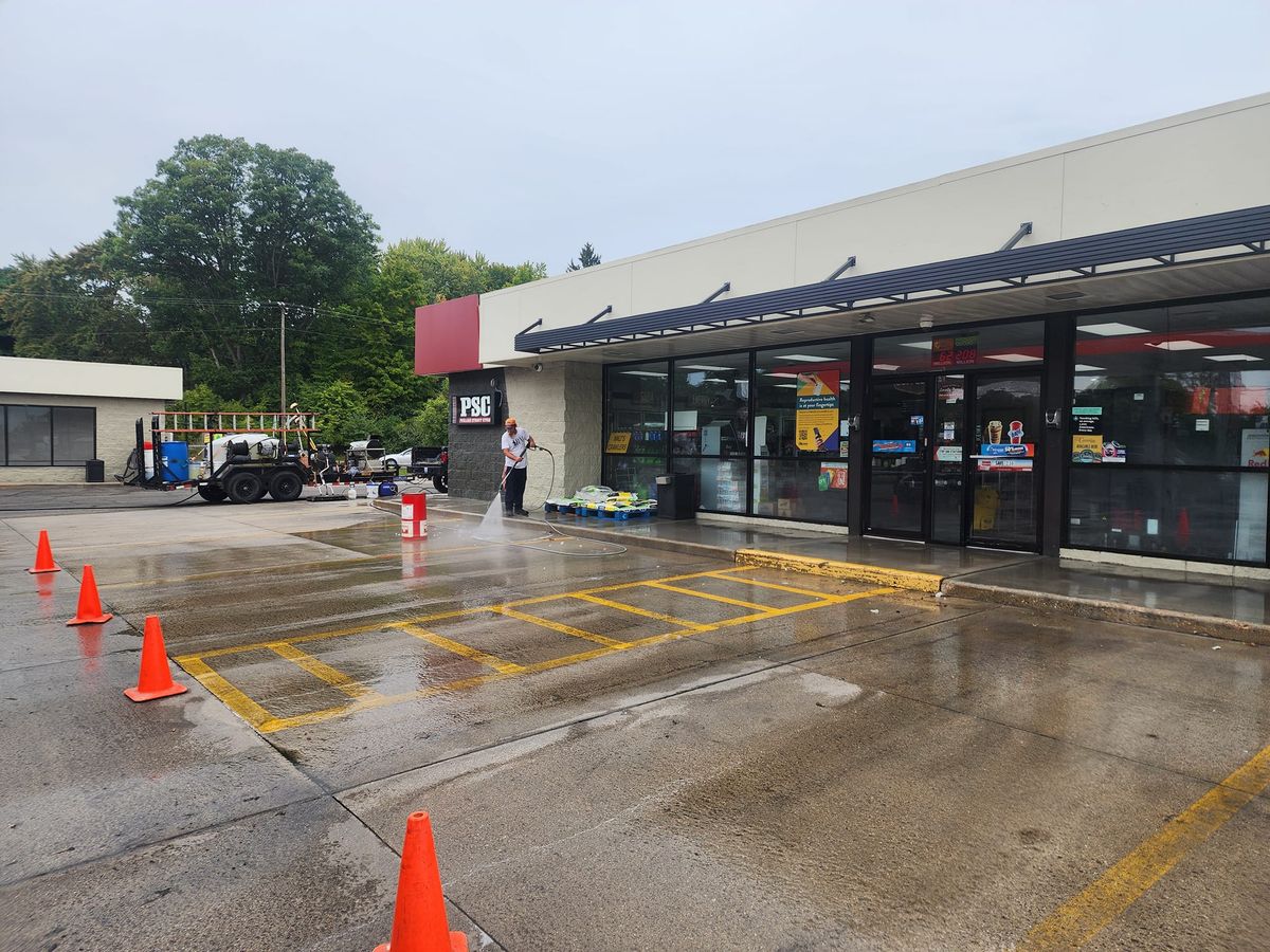 Concrete Cleaning for D & E Power Washing in Mt Pleasanr, MI