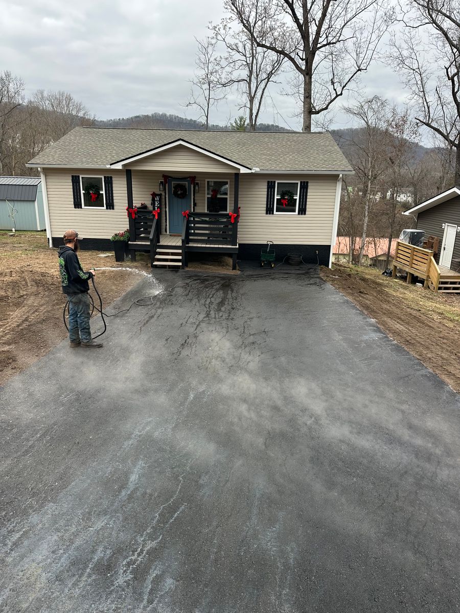Asphalt Paving for Metzler Paving and Sealcoating LLC in Jacksboro, TN