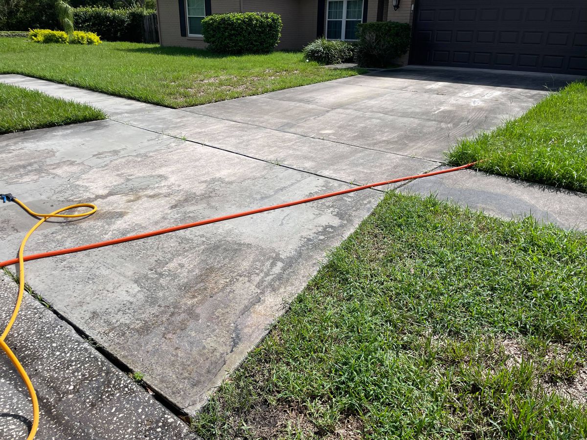 Driveway & Sidewalk Cleaning for Barr None Wash Pro in Tampa, FL