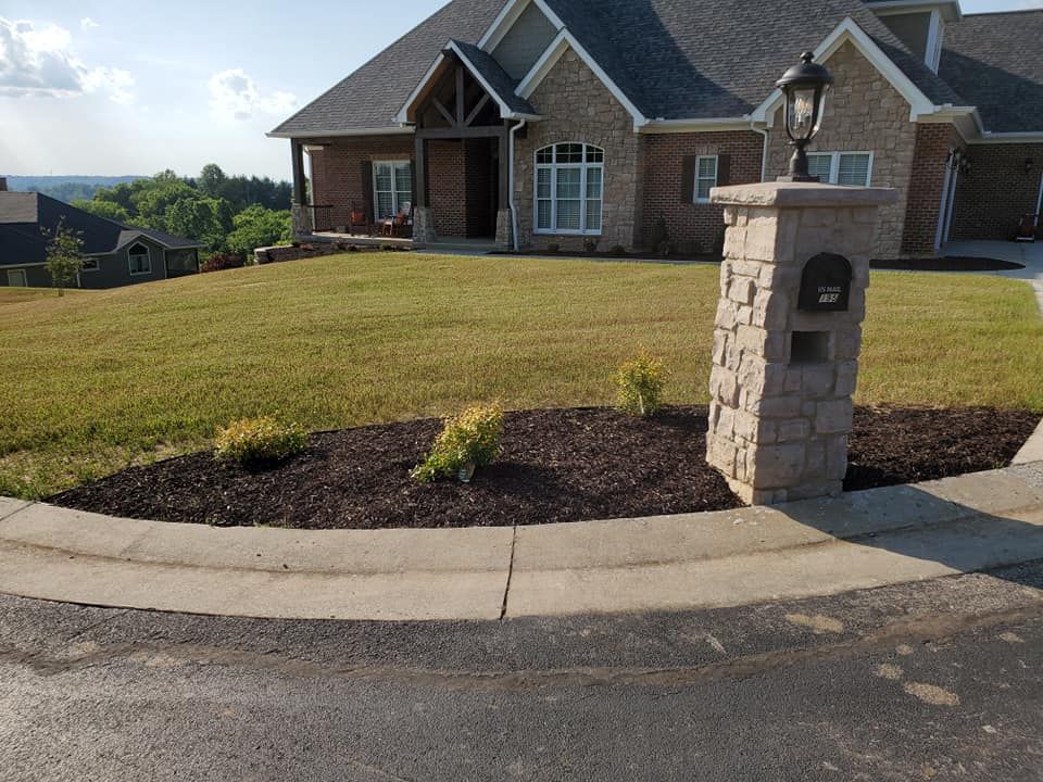 Mulching for Great Lakes Lawn & Landscape in knoxville, TN