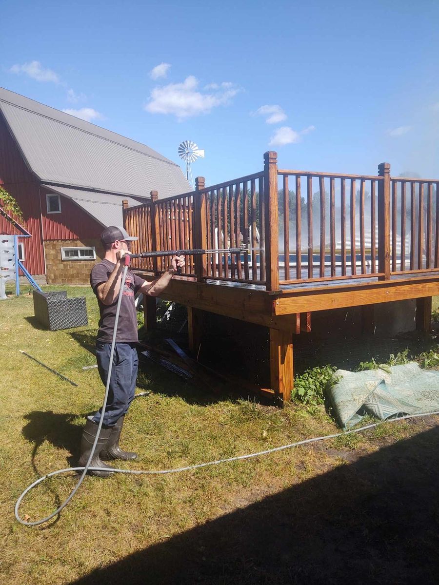 Deck & Patio Cleaning for D & E Power Washing in Mt Pleasanr, MI