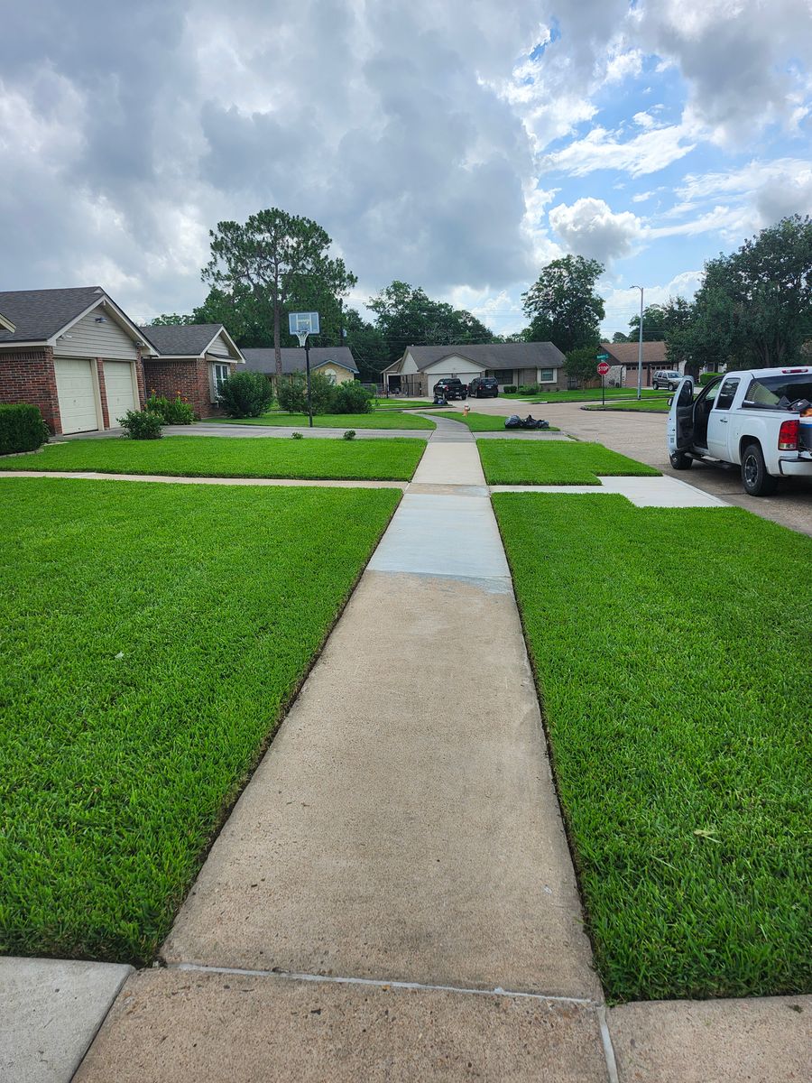 Trimming for Bonita Bay Lawn Maintenance LLC in La Porte, TX
