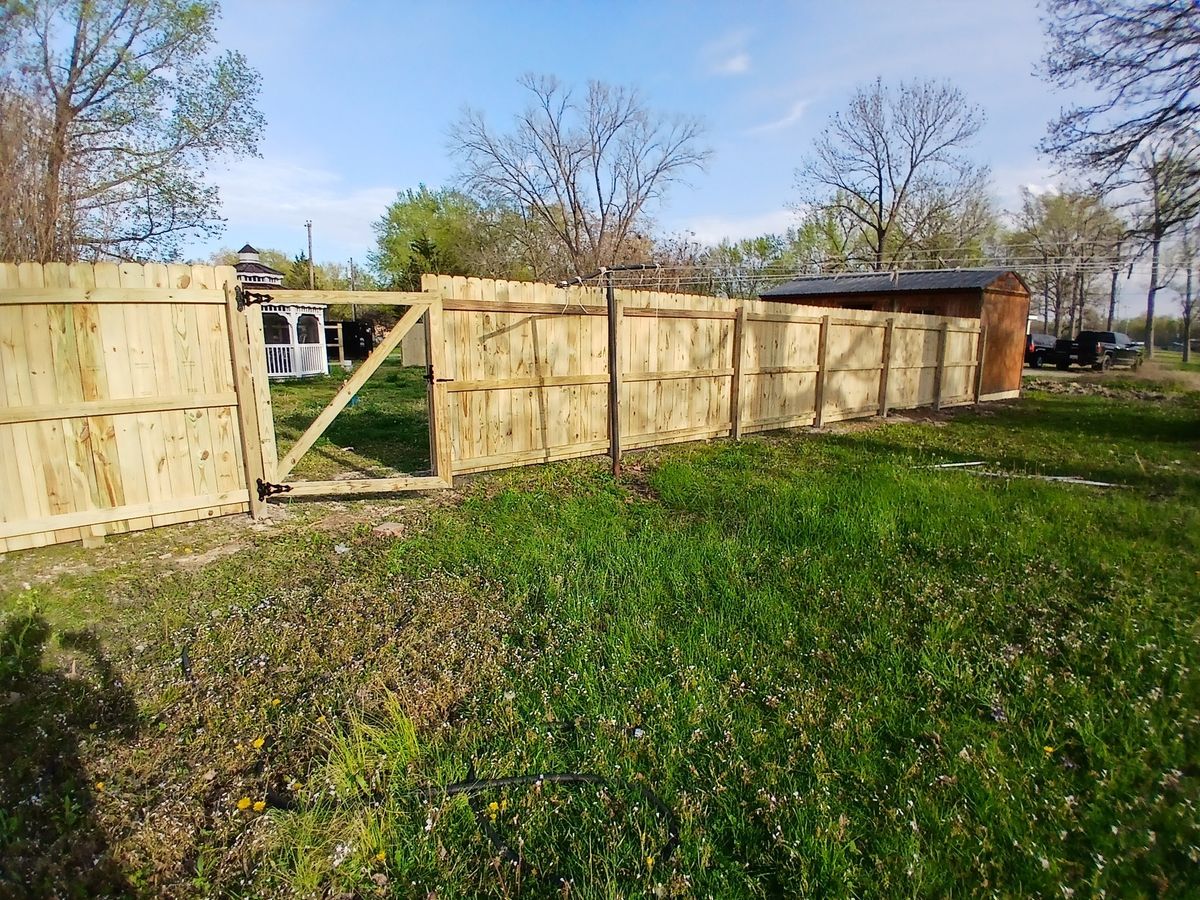 Fencing for Dead Tree General Contracting in Carbondale, Illinois