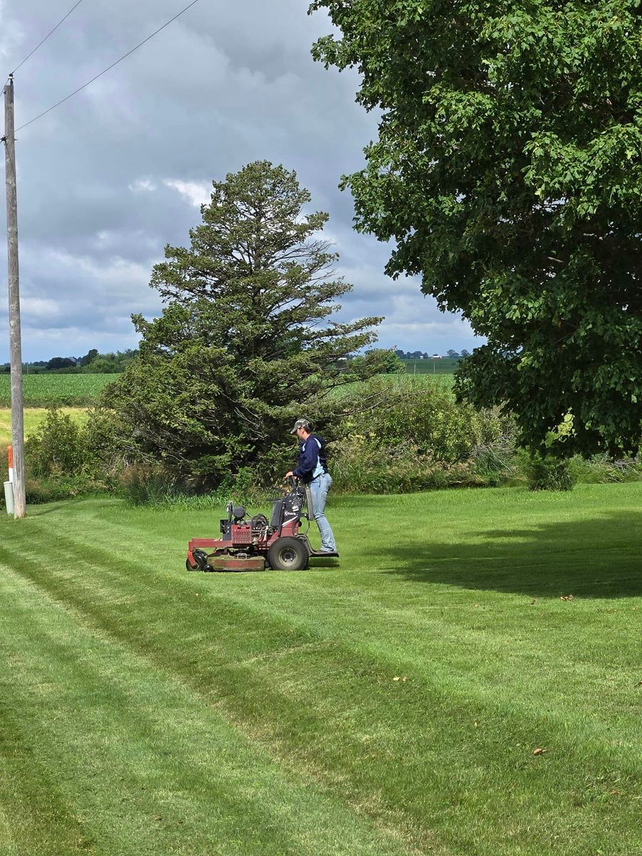 Mowing for Moyer Mowing & Trucking in Clarksville,, IA