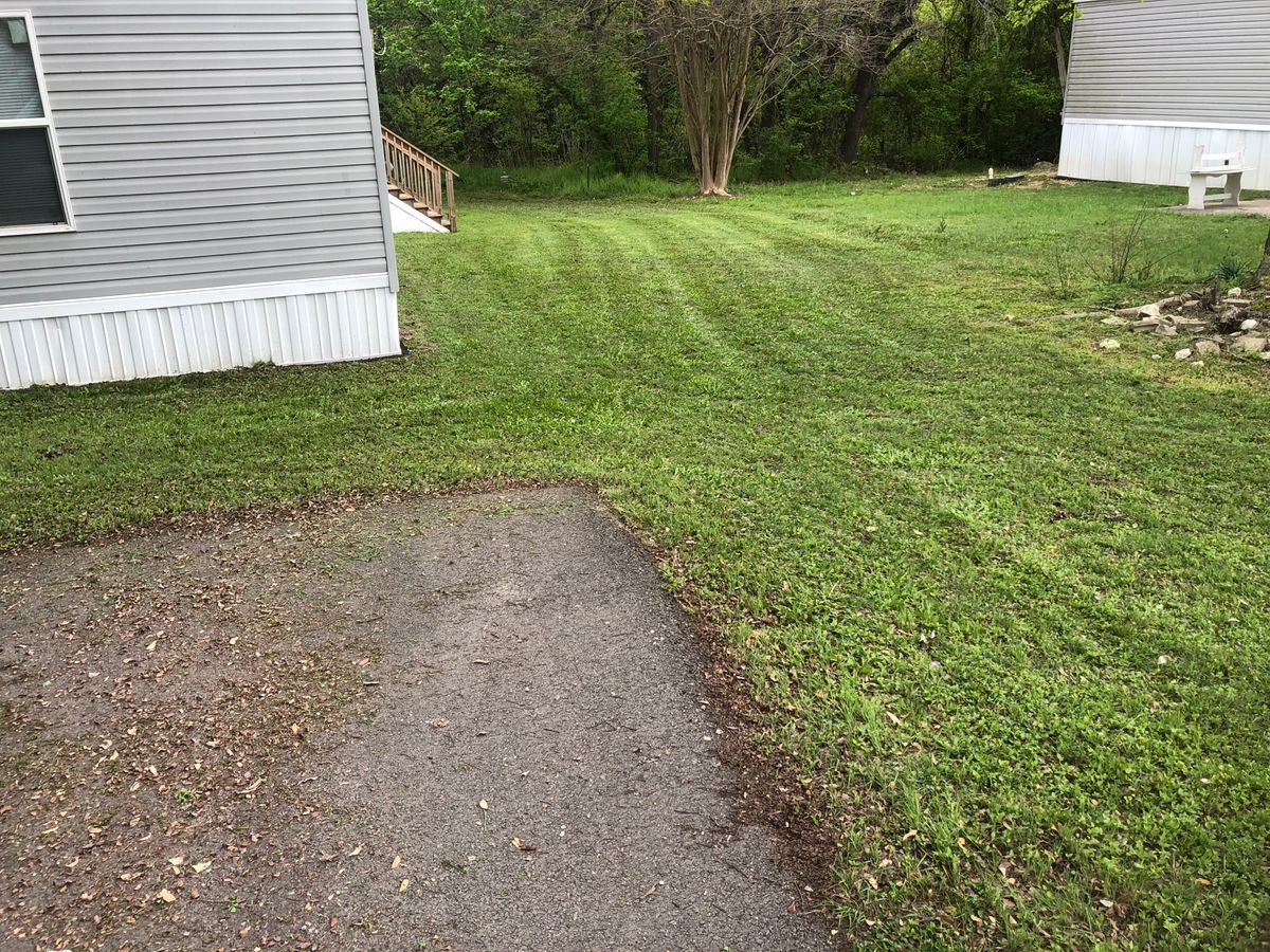 Commercial Lawn Care for D’s Lawncare in Killeen, TX