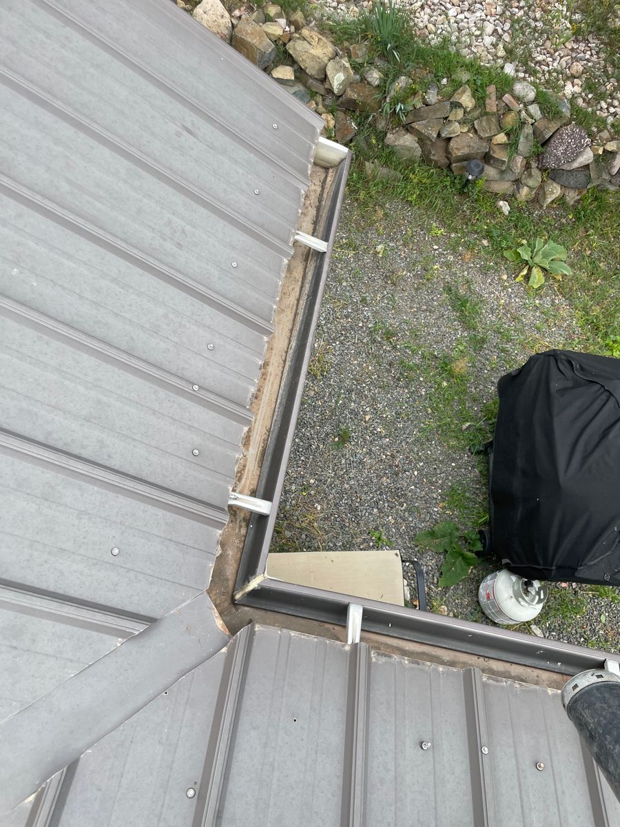 Gutter clean up for G&B Yard Service in Ruidoso Downs, NM