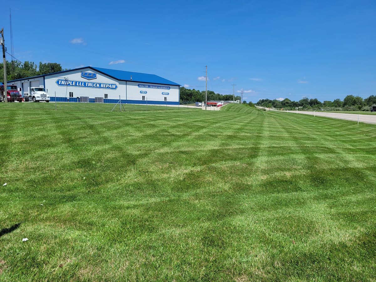 Lawn Maintenance for Stout Mowing & Services LLC in Huntington, IN