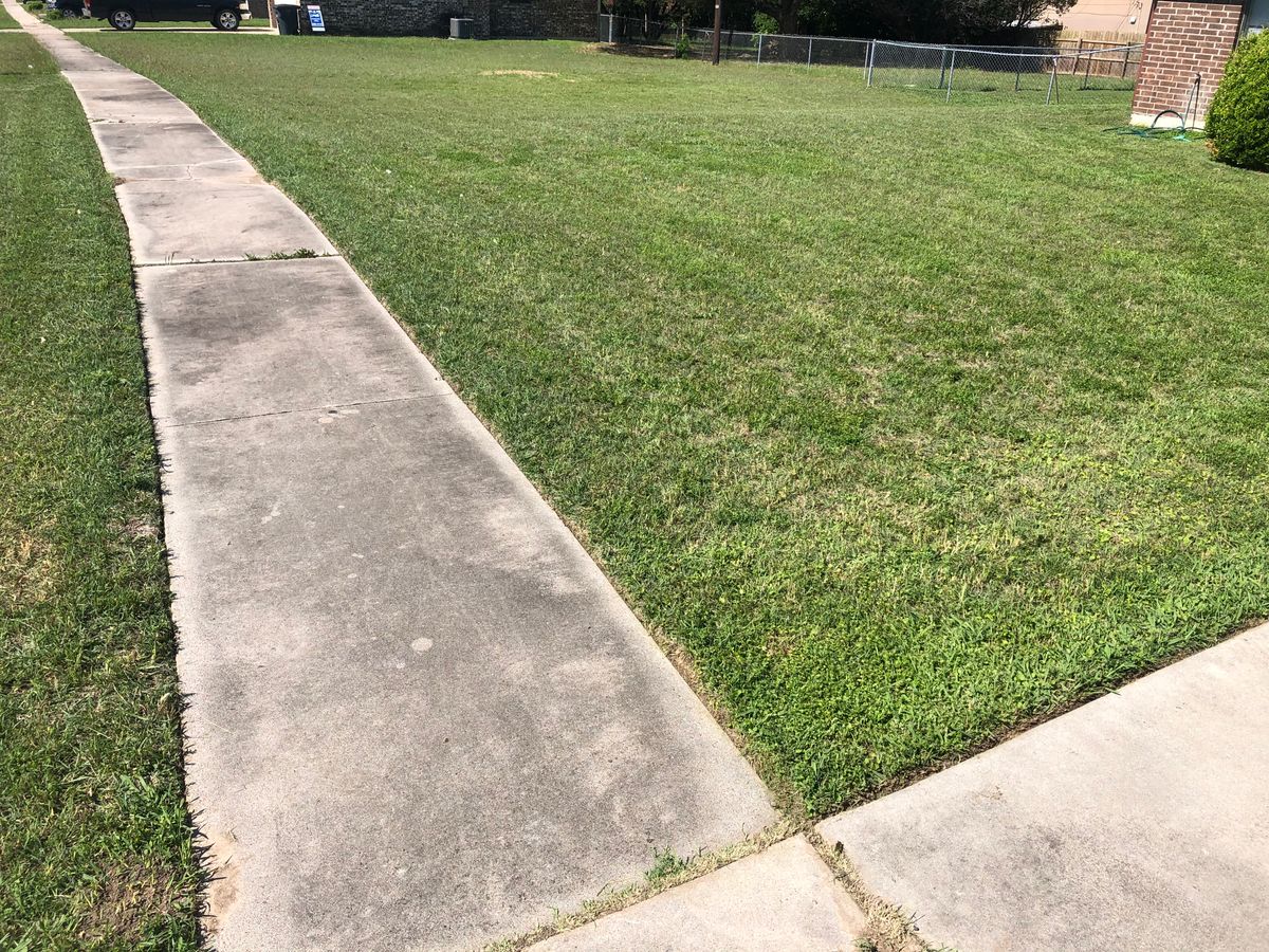 Commercial Lawn Care for D’s Lawncare in Killeen, TX