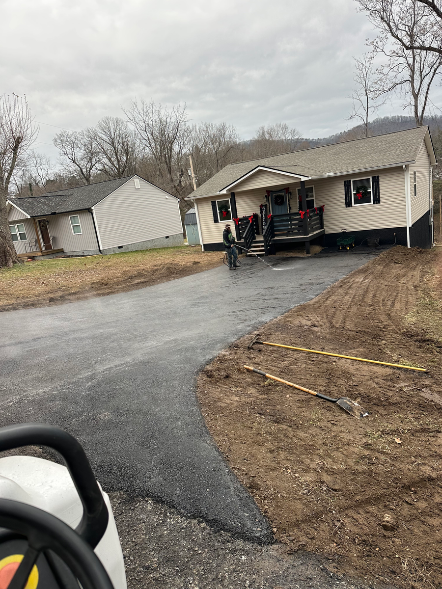 Asphalt Paving for Metzler Paving and Sealcoating LLC in Jacksboro, TN