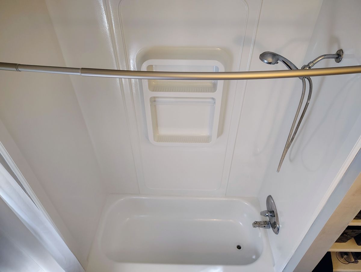 Bathtub and Shower Refinishing for WenWorks Home Improvement in Mendon, Michigan