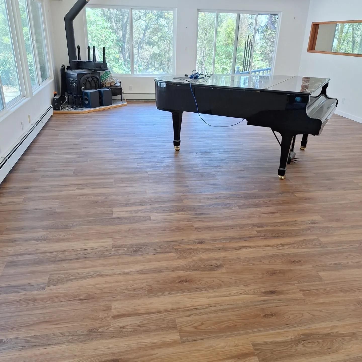 Finished hard surface flooring in a Big Island living room