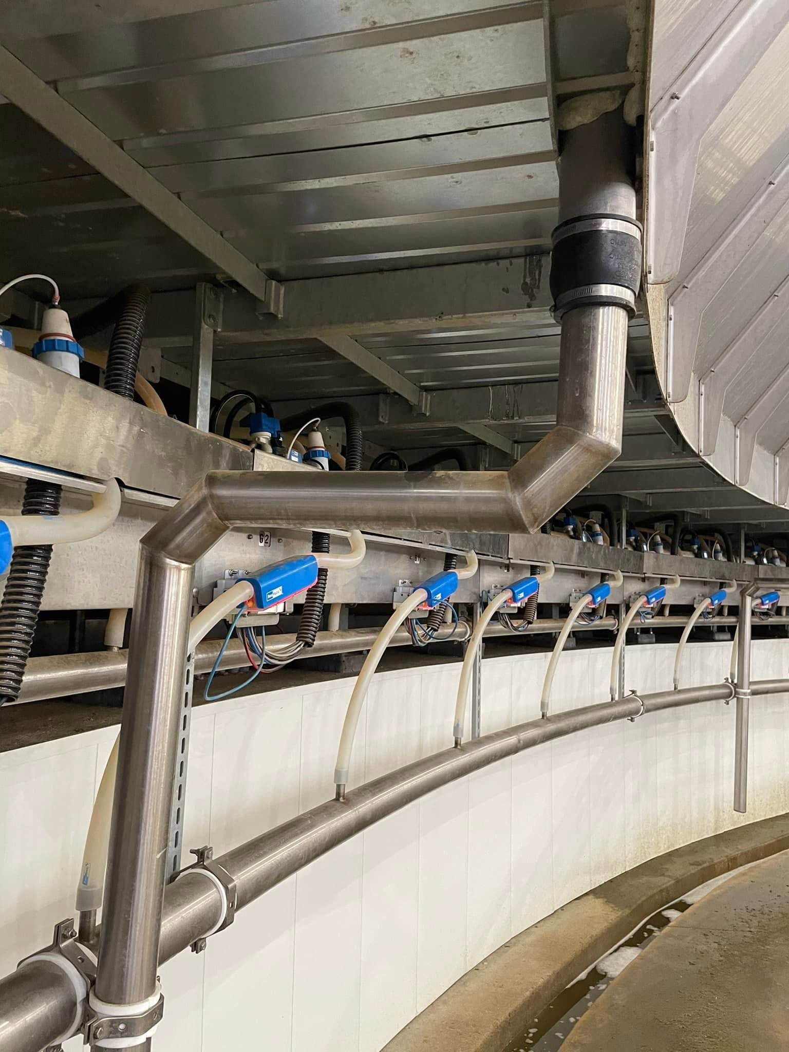 Stainless sanitary pipeline welded in a rotary dairy parlor