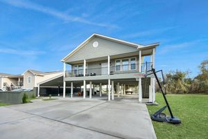 $399,000
6543 Crestford Ln, Pasadena, TX 77505
4 Bedroom(s)
3 Full & 1 Half Bath(s)
1,795 Sqft
15,876 Lot Sqft
Single-Family for My Linda House in Houston, TX