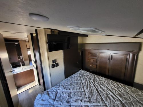 2018 Arctic Wolf 38ft for Paradise RV Rentals in Perry, GA