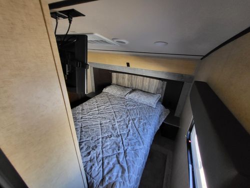 2018 Arctic Wolf 38ft for Paradise RV Rentals in Perry, GA