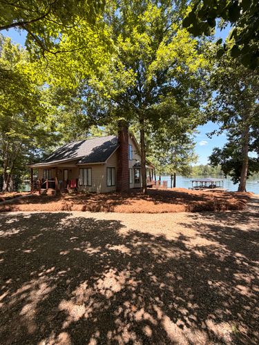 Mulch Installation for Lakeside Lawncare in Cross Hill, SC