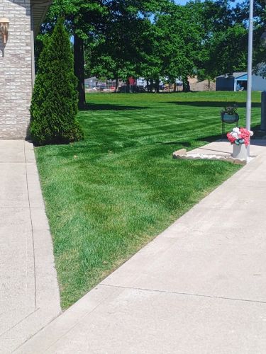 Lawn Care and Maintenance for R&M Lawn Control in Defiance, OH