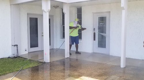 Pressure Washing & Softwashing for V Man Services LLC in Asbury Lake, FL