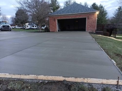 Concrete Driveways for Hellards Excavation and Concrete Services LLC in Mount Vernon, KY