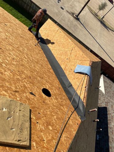 Roofer in Baytown for E & E Roofing in Baytown, TX