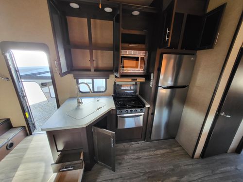 2018 Arctic Wolf 38ft for Paradise RV Rentals in Perry, GA