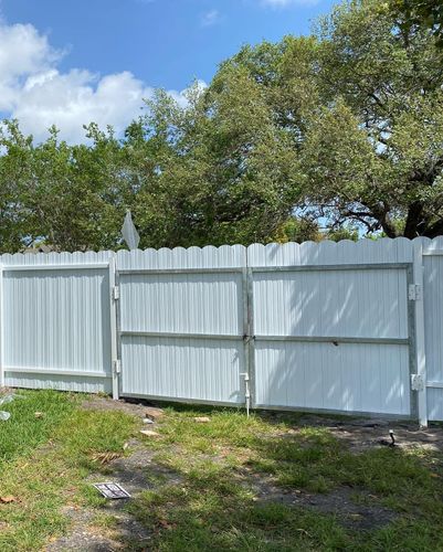 Fence & Gate Installation for Maui Fence LLC in Miami, FL