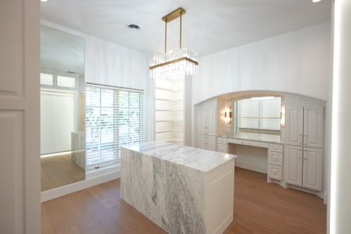  for Luxurious Construction LLC in Houston, TX