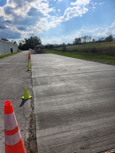 Concrete Driveways for Hellards Excavation and Concrete Services LLC in Mount Vernon, KY