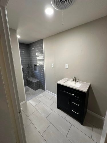 Bathroom Remodeling for Suarez Pro Flooring and Remodeling in Comanche, TX