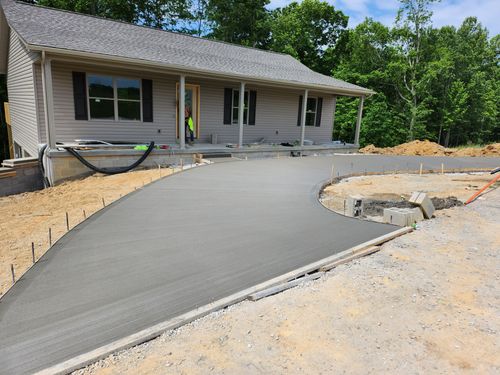 Concrete Driveways for Hellards Excavation and Concrete Services LLC in Mount Vernon, KY