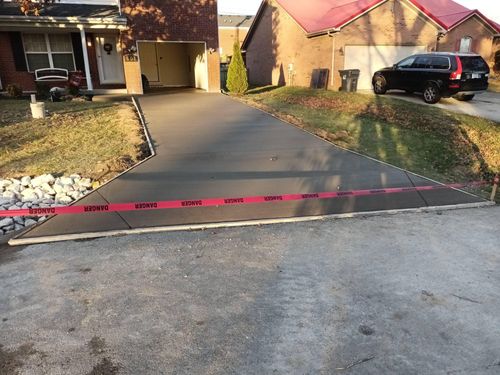 Concrete Driveways for Hellards Excavation and Concrete Services LLC in Mount Vernon, KY