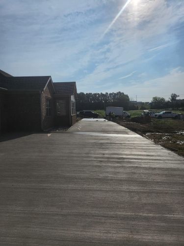 Concrete Driveways for Hellards Excavation and Concrete Services LLC in Mount Vernon, KY