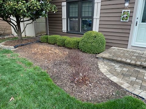 Mulching for Robbie's Lawn Care, LLC in Middletown, OH