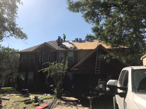 Roofer in Baytown for E & E Roofing in Baytown, TX