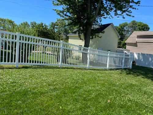 Fences for Illinois Fence & outdoor co. in Kewanee, Illinois