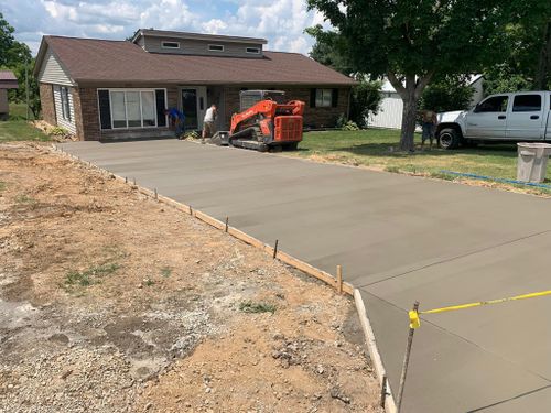 Concrete Driveways for Hellards Excavation and Concrete Services LLC in Mount Vernon, KY